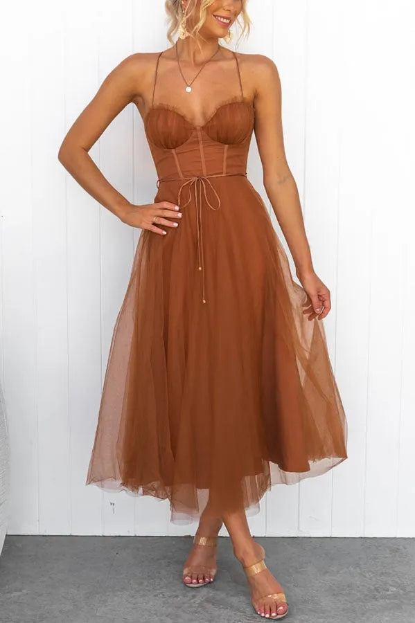 Women's Lace Midi Dress for Summer Weddings in Brązowy